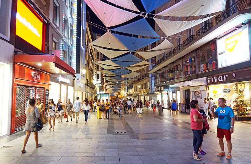 A Perfect 3 Days Madrid Itinerary - Best Day Trips Around Madrid 11 Madrid Calle Preciados, places to visit in Madrid, Madrid travel guide, things to do in Madrid