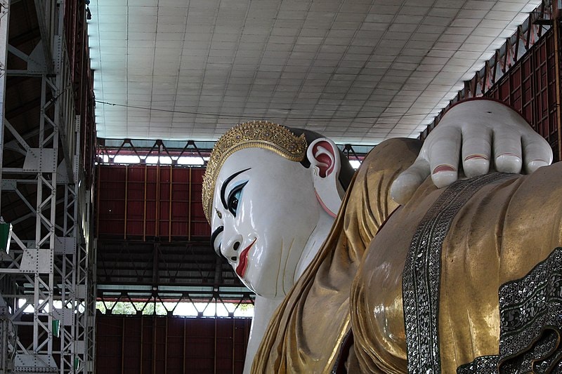 800px Reclining Buddha statue in Chaukhtatgyi Buddha temple Yangon Myanmar 4
