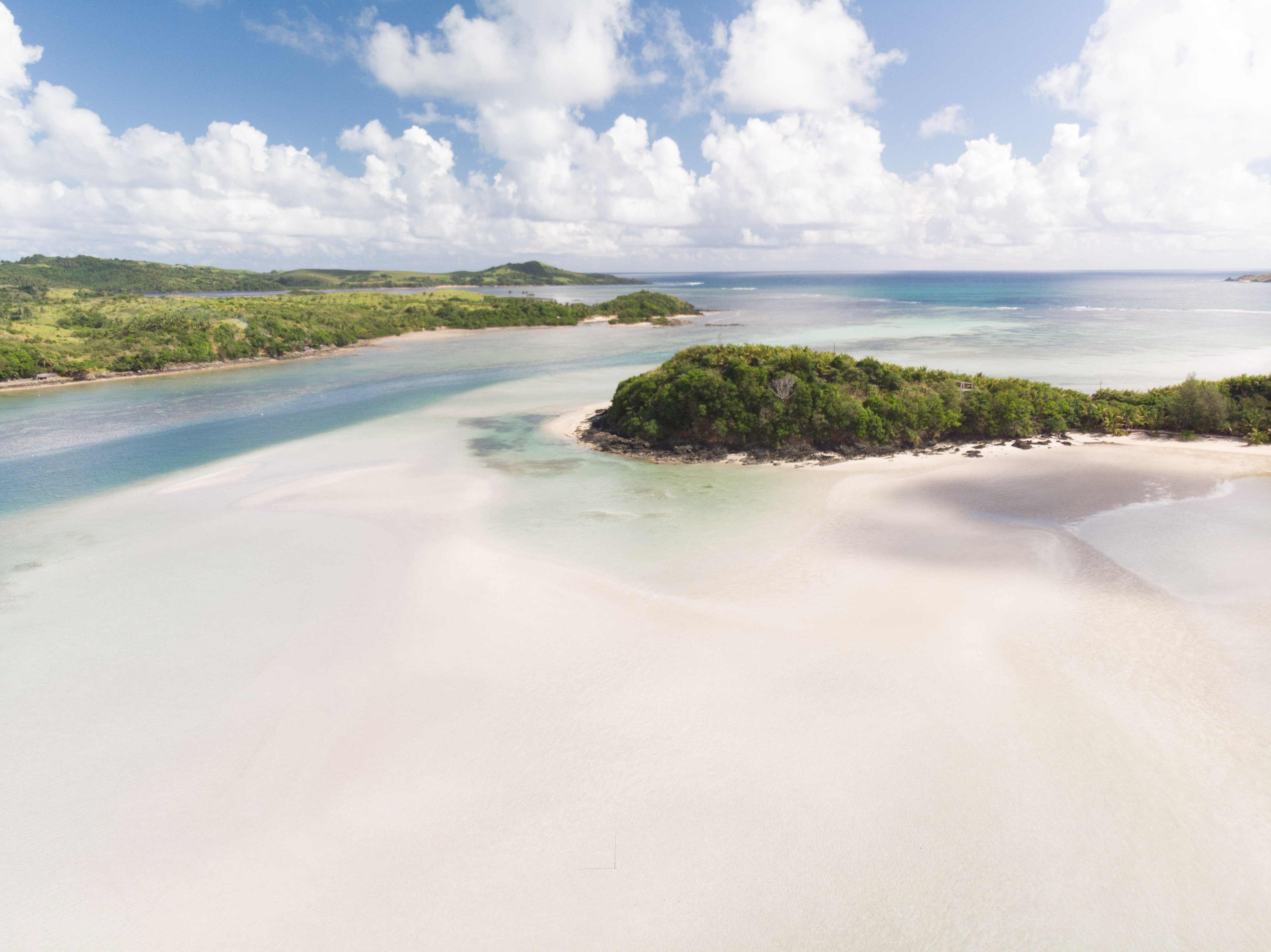 This is another island stop when you get a tour in Calaguas - the Pinagcastillohan Sand bar, Calaguas Island sand bar