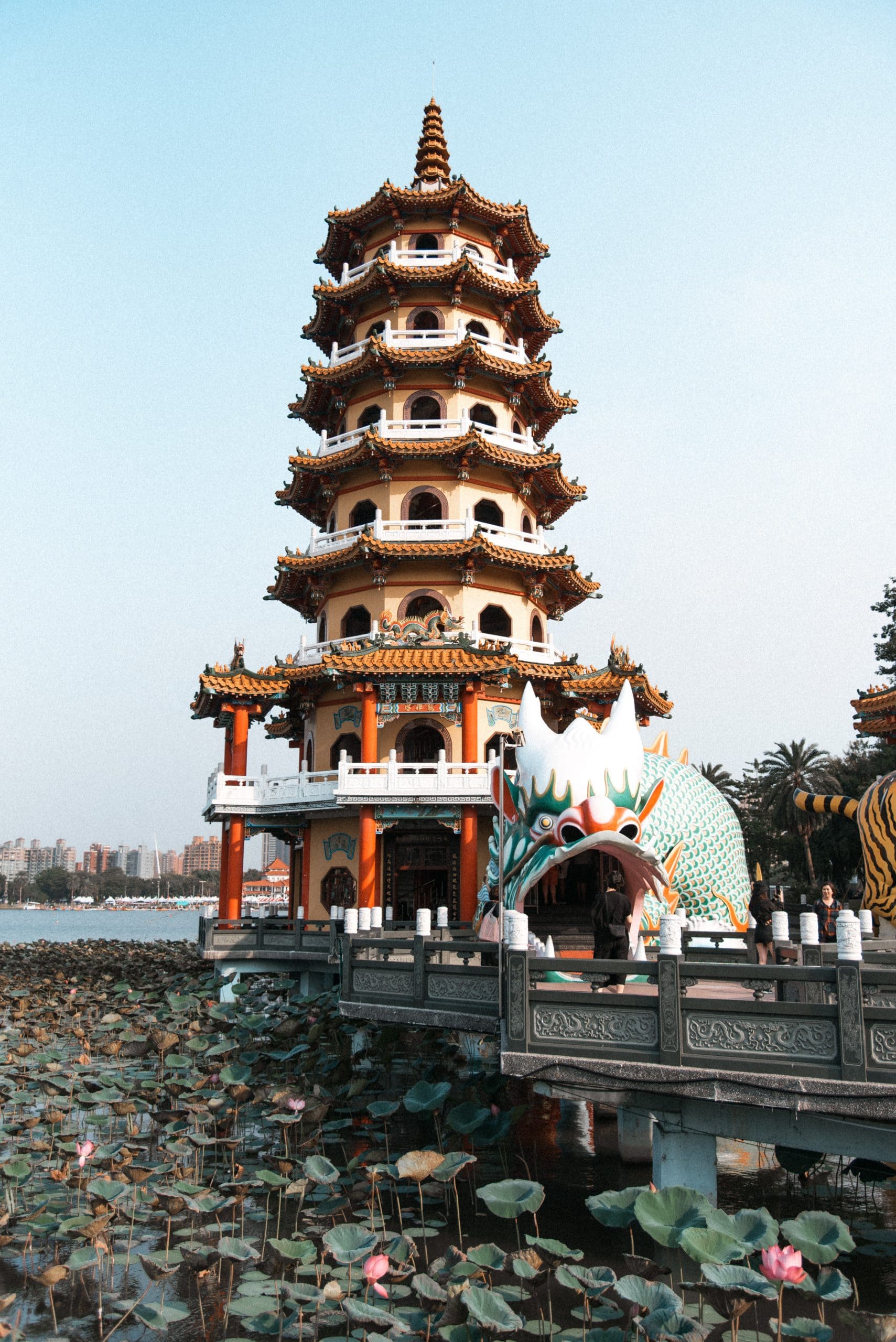 lotus pond travel guide, how to get to lotus pond, Lotus Pond Kaohsiung, lotus pond, Dragon and Tiger Pagodas 1900, Lotus Lake Kaohsiung