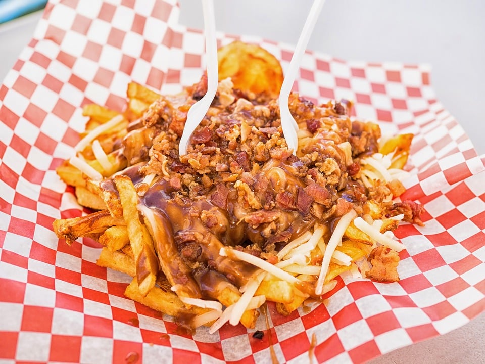 How to Make Poutine: Authentic Canadian Poutine Recipe 4 How to Make Poutine – Authentic Poutine (Recipe Guide)
