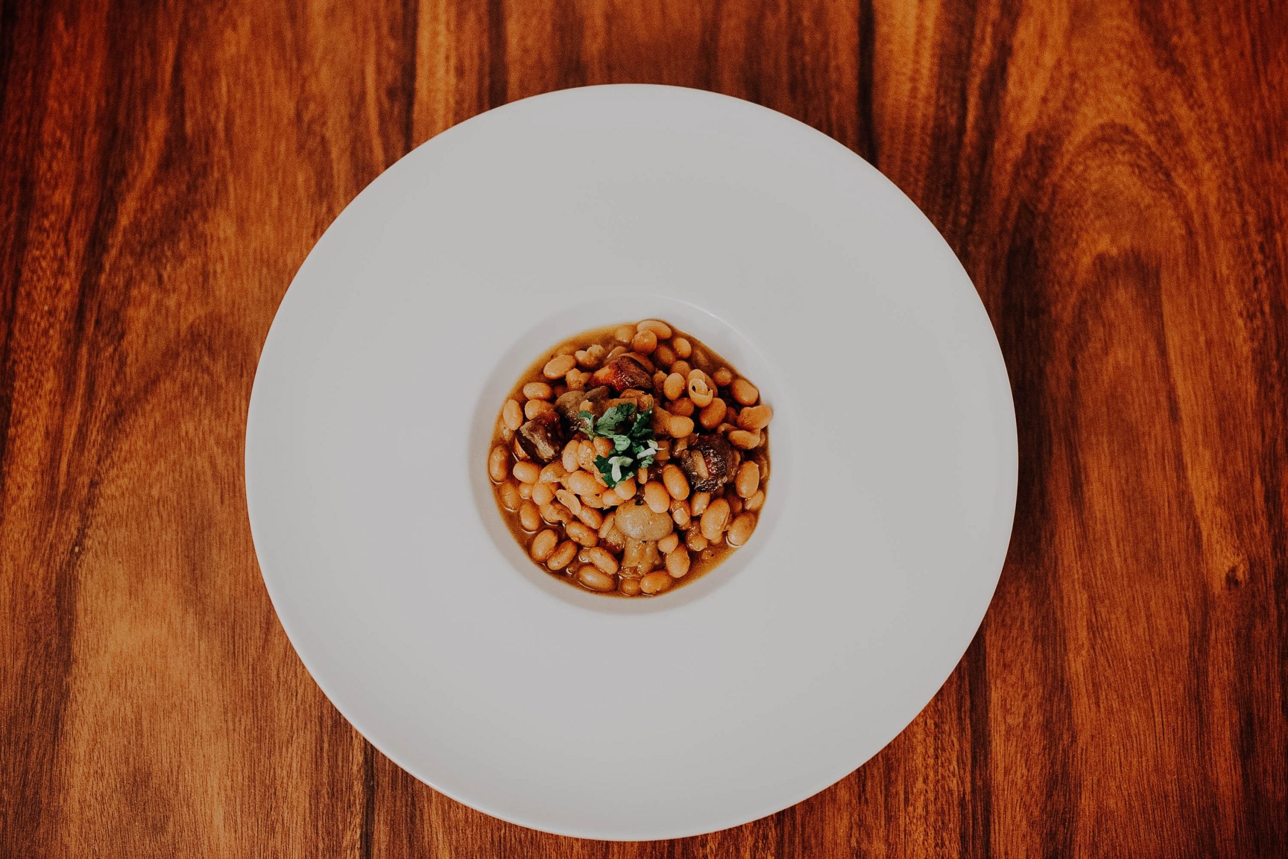 VEGETARIAN FOOD IN CANADA: 29 BEST CANADIAN VEGETARIAN DISHES AND VEGAN FOOD IN CANADA 12 Canadian Vegan Maple Baked beans - Canadian dish to try ,vegetarian food in Canada, vegan food in Canada, Canadian vegetarian dishes, vegan in Canada, vegetarian in Canada