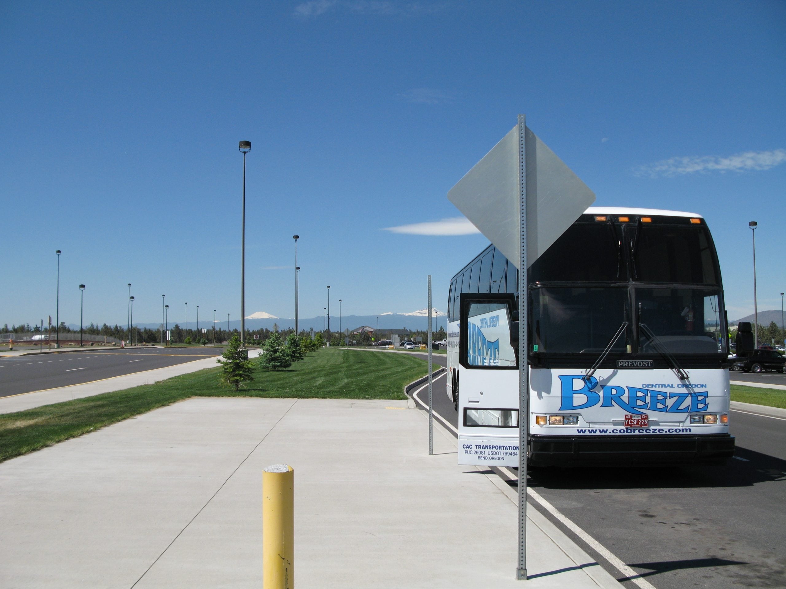 Central Oregon Breeze Redmond Airport Bus, How To Get From Redmond Airport To Bend - All Possible Ways, cheapest way from Redmond airport to Bend, Redmond airport to Bend, Redmond Airport Bus, Bus Redmond Airport to Bend