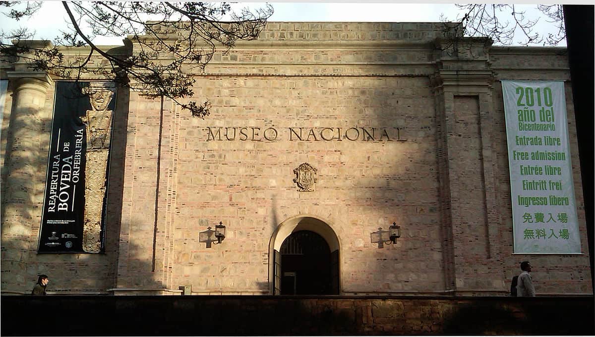 Museo Nacional de Colombia - Medellin vs Bogota, Bogota vs Medellin 