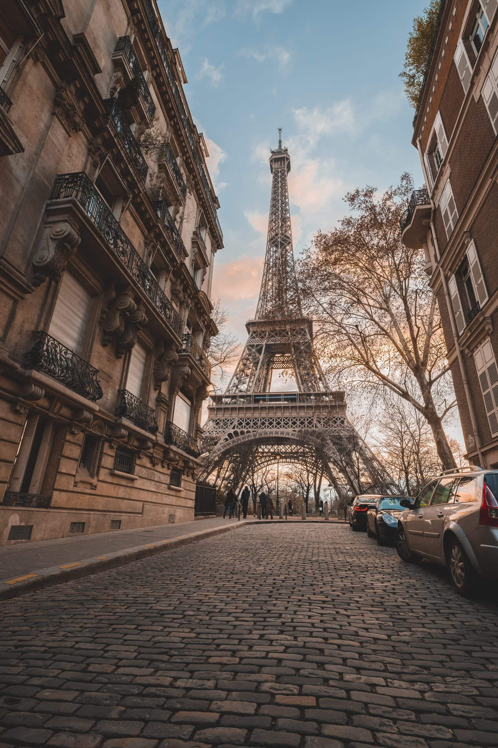 8 Reasons For Americans to Move to France, 20 Top Countries in the World to Meet and Date New People: Ultimate Guide, 10 Top Money-Saving Tips For France