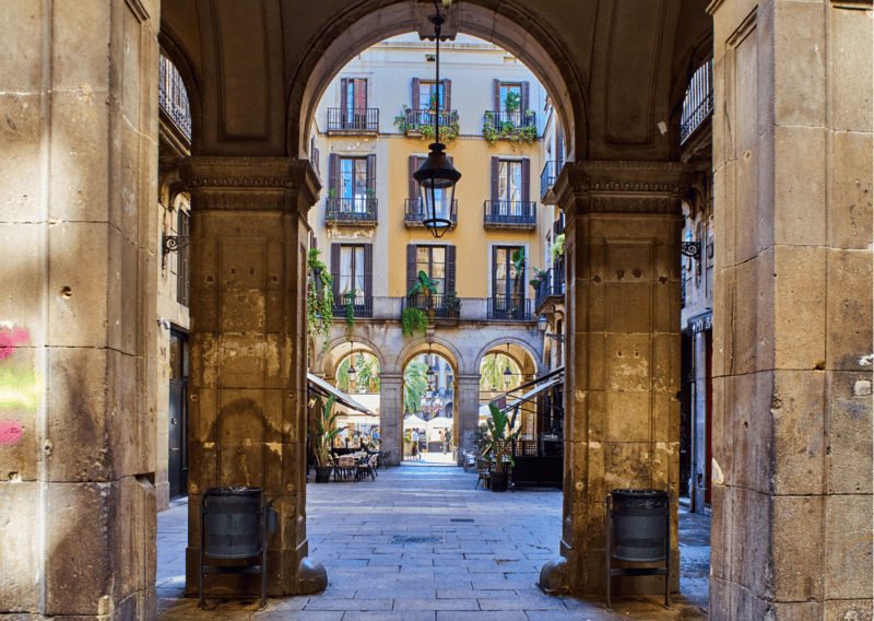 Arch pillar in the Barri Gòtic - Barcelona Itinerary 4 Days - 4 Day Barcelona Itinerary - 4 Days in Barcelona - What to Do in Barcelona in 4 Days