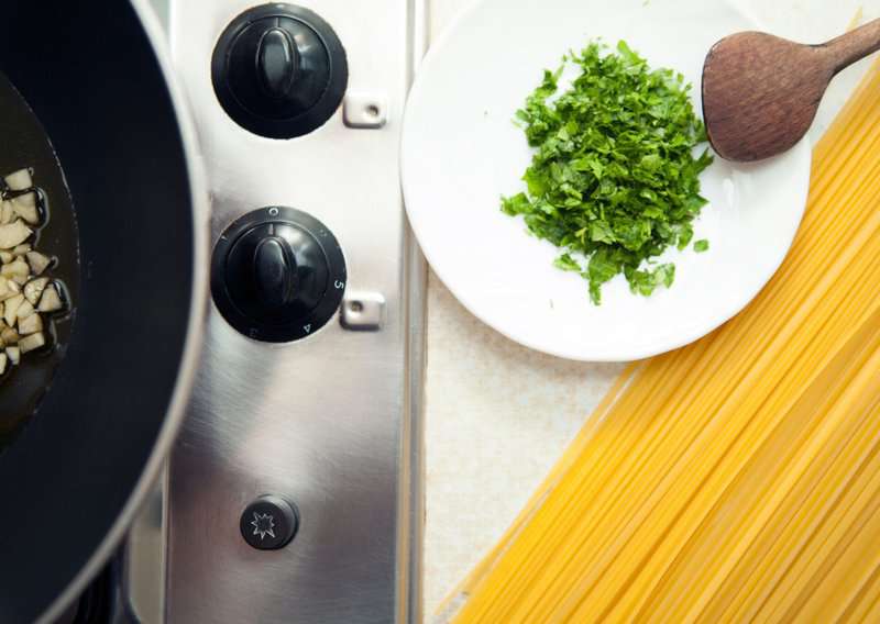 How to Make Aglio e Olio - Authentic Aglio e Olio (Recipe Guide) Tips And Calories
