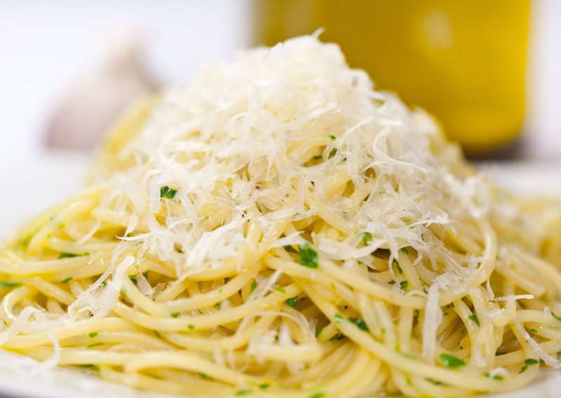 How to Make Aglio e Olio - Authentic Aglio e Olio (Recipe Guide) Tips And Calories