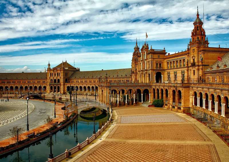 7 Tourist Traps to Avoid in Seville (Travel Guide)