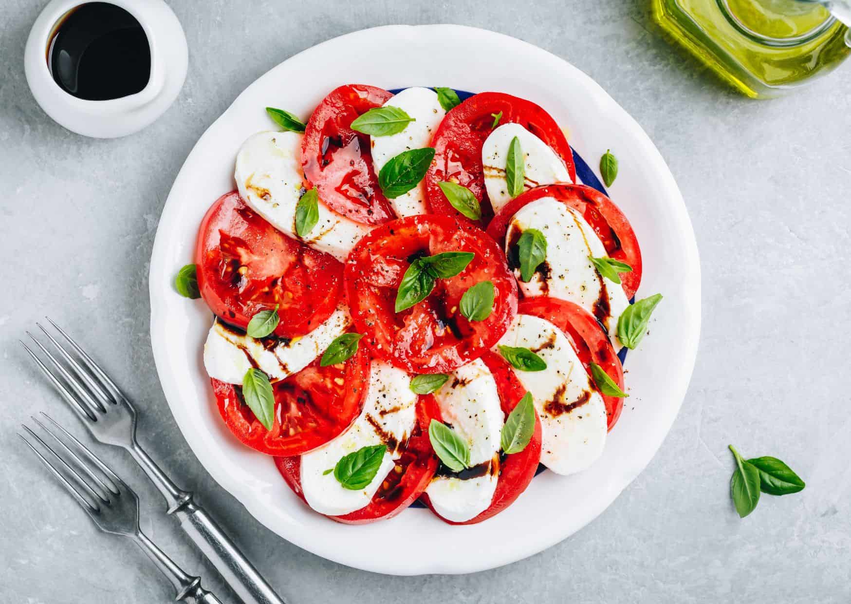Most Popular Dinners for Summer: Recipe Guide, Tips And Calories, Best Recipes For A Romantic Dinner, How To Make Caprese Salad (Recipe Guide) Tips And Calories