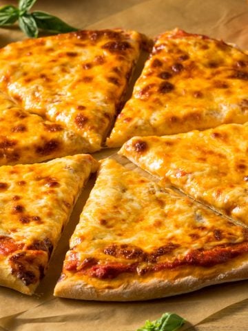 Most Popular Tourist Traps in New York (Travel Guide), Classic-New-York-Pizza-New-York-Pizza-vs-Chicago-Deep-Dish