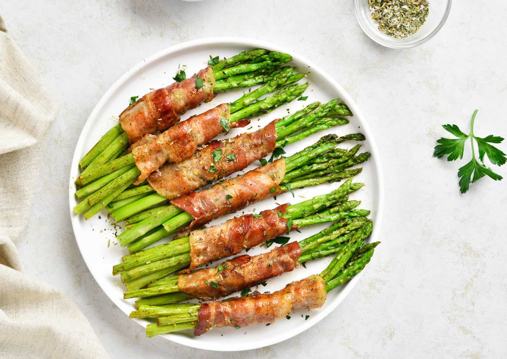 10 Summer Dinner Recipes So Easy You’ll Want Them Every Night 4 summer recipes to try Prosciutto Wrapped Asparagus