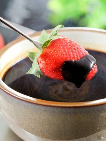 How To Make Chocolate Fondue (Recipe Guide)