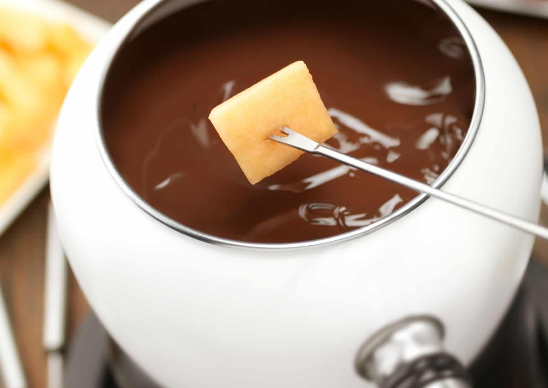 How To Make Chocolate Fondue (Recipe Guide)