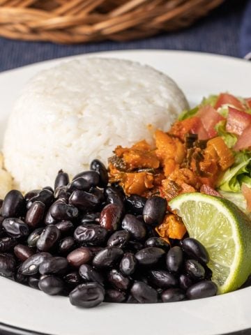 What Is The Difference Between Casado and Gallo Pinto (Recipe Guide), Most Popular Dinners in Costa Rica (Recipe Guide), How to Make Costa Rican Casado (Recipe Guide)
