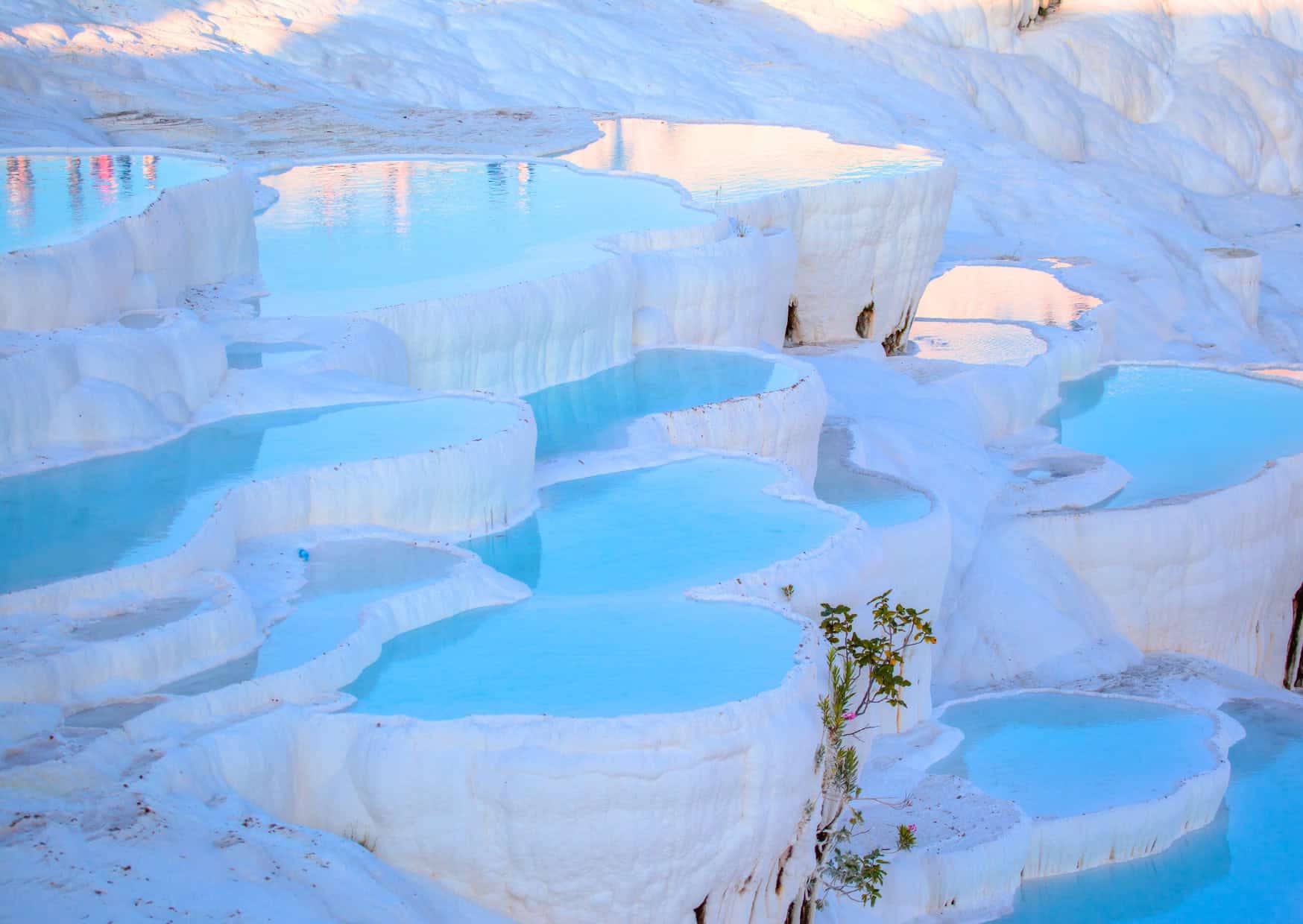 18 Hidden Places Around the World That Feel Fake (But Aren’t) 11 Mount Roraima, Venezuela/Brazil/Guyana, 12 Most Beautiful Places To Swim Around The World