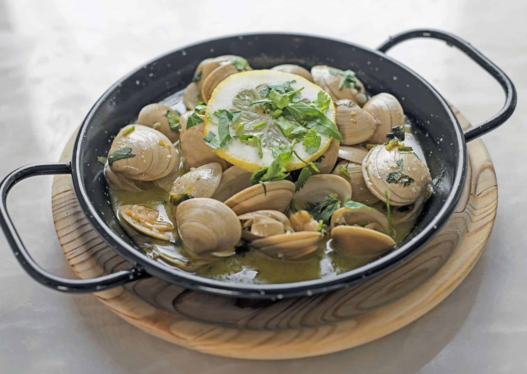 Amêijoas à Bulhão Pato (Clams in Garlic and White Wine Sauce)