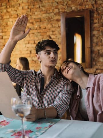 15 'Rude' Restaurant Habits Americans Can't Stop Doing in Europe