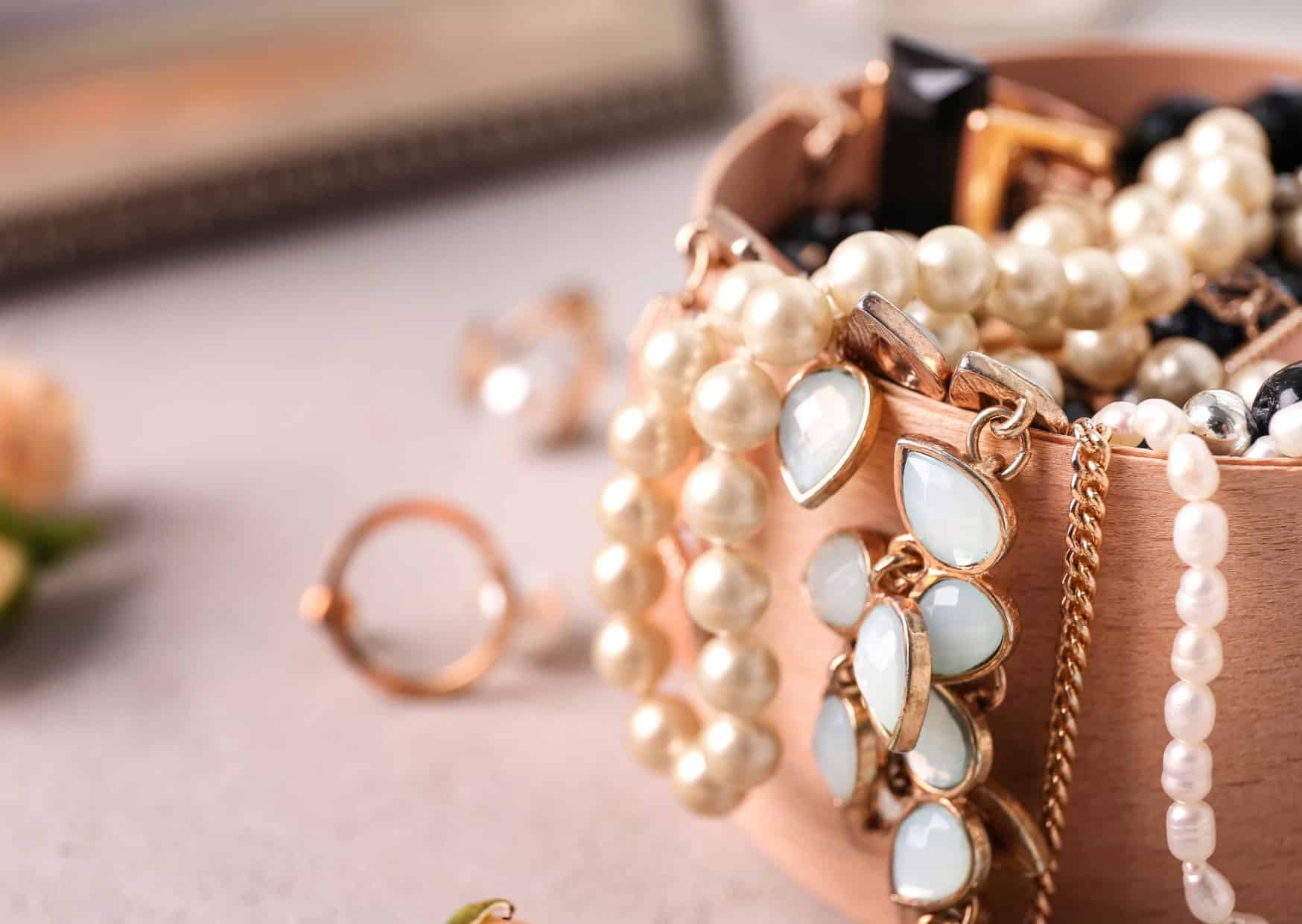 7 Things Experienced Travelers Would Never Wear on a Flight 5 Airport Outfit Fails 8