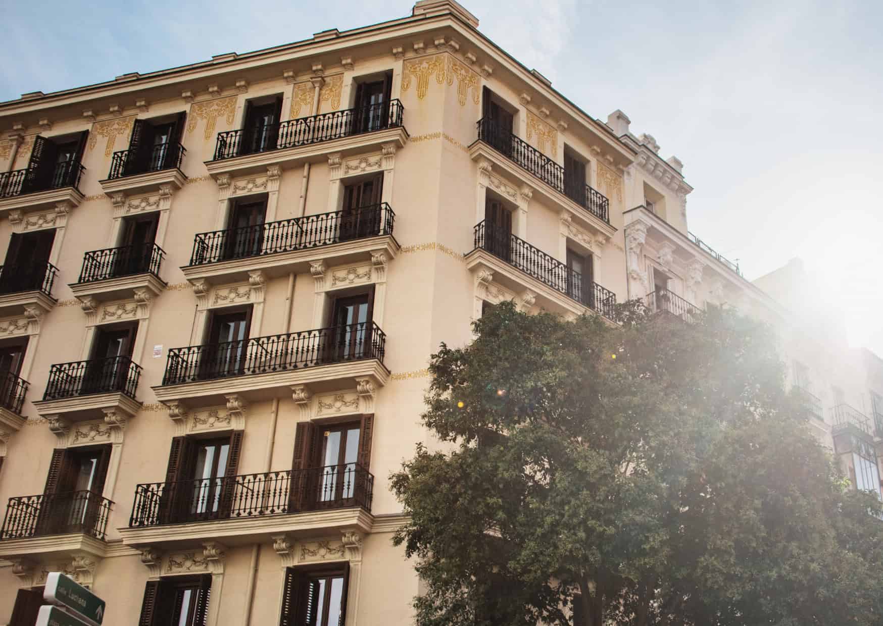 Americans Make $100K and Still Feel Broke: Why Europeans Don’t Need $100K to Live the City Life Americans Want 3 How Europeans Actually Afford Living in Cities Without Six Figure Salaries 3