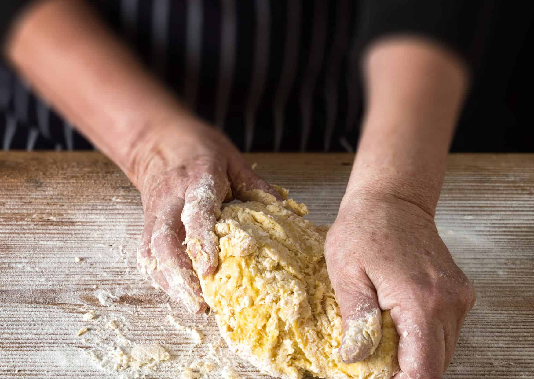 How To Make Spaghetti a la Chitarra (Recipe Guide)