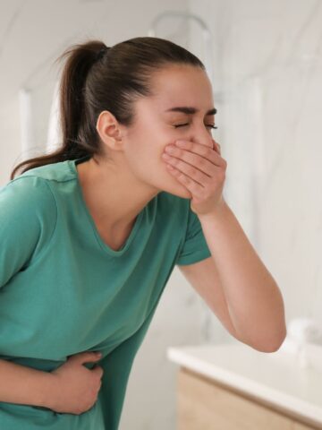 How to Avoid Food Poisoning While Traveling: Tips And Mistakes To Avoid