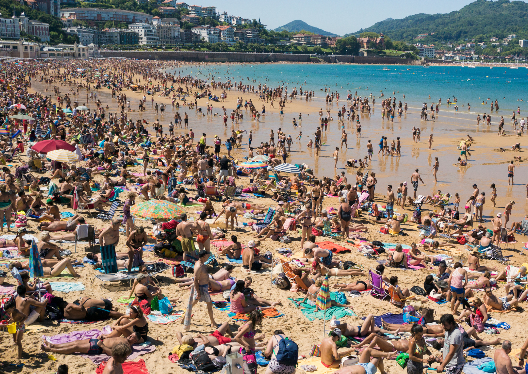 How Spanish Families Behave at Beaches 12