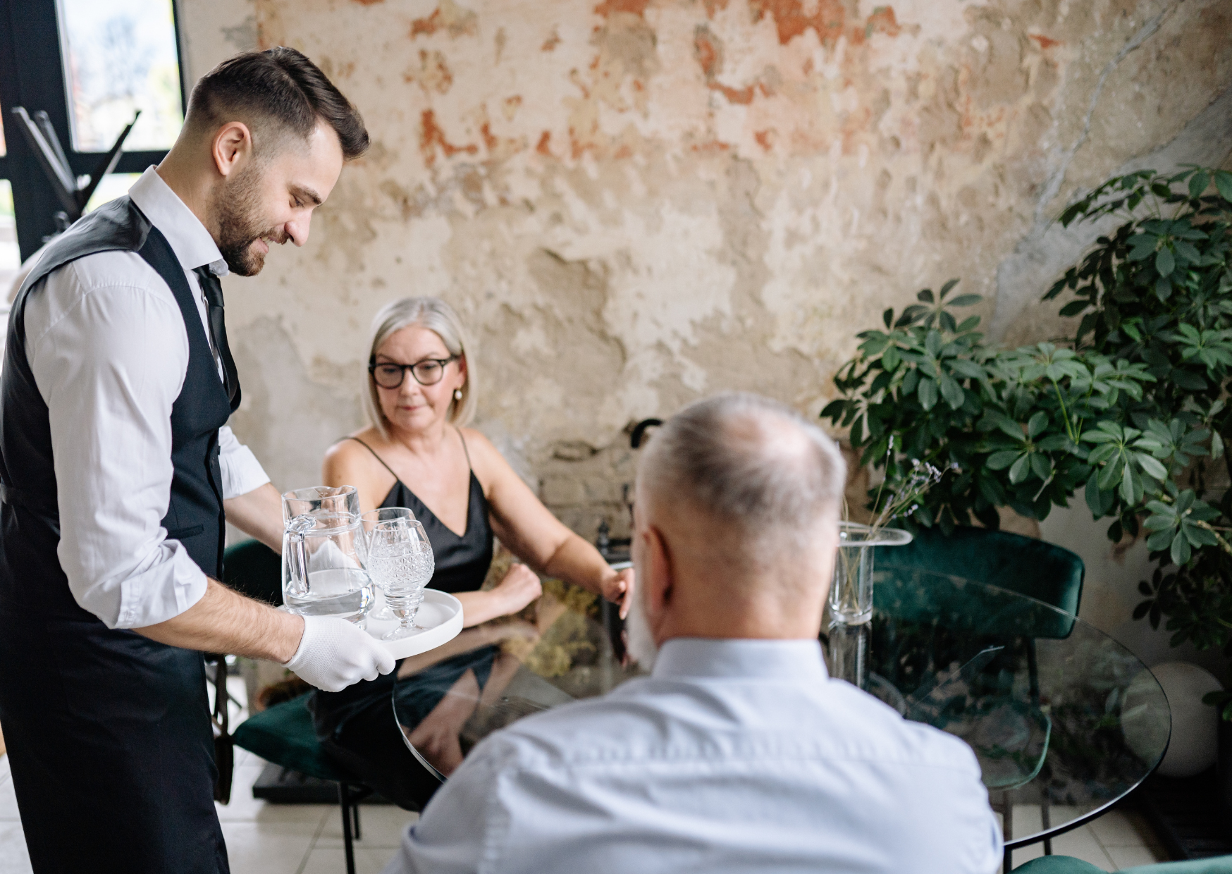 Why Italians Split Bills in Relationships (And Americans Find It Insulting) 6 Italian Couples Split Bills 2
