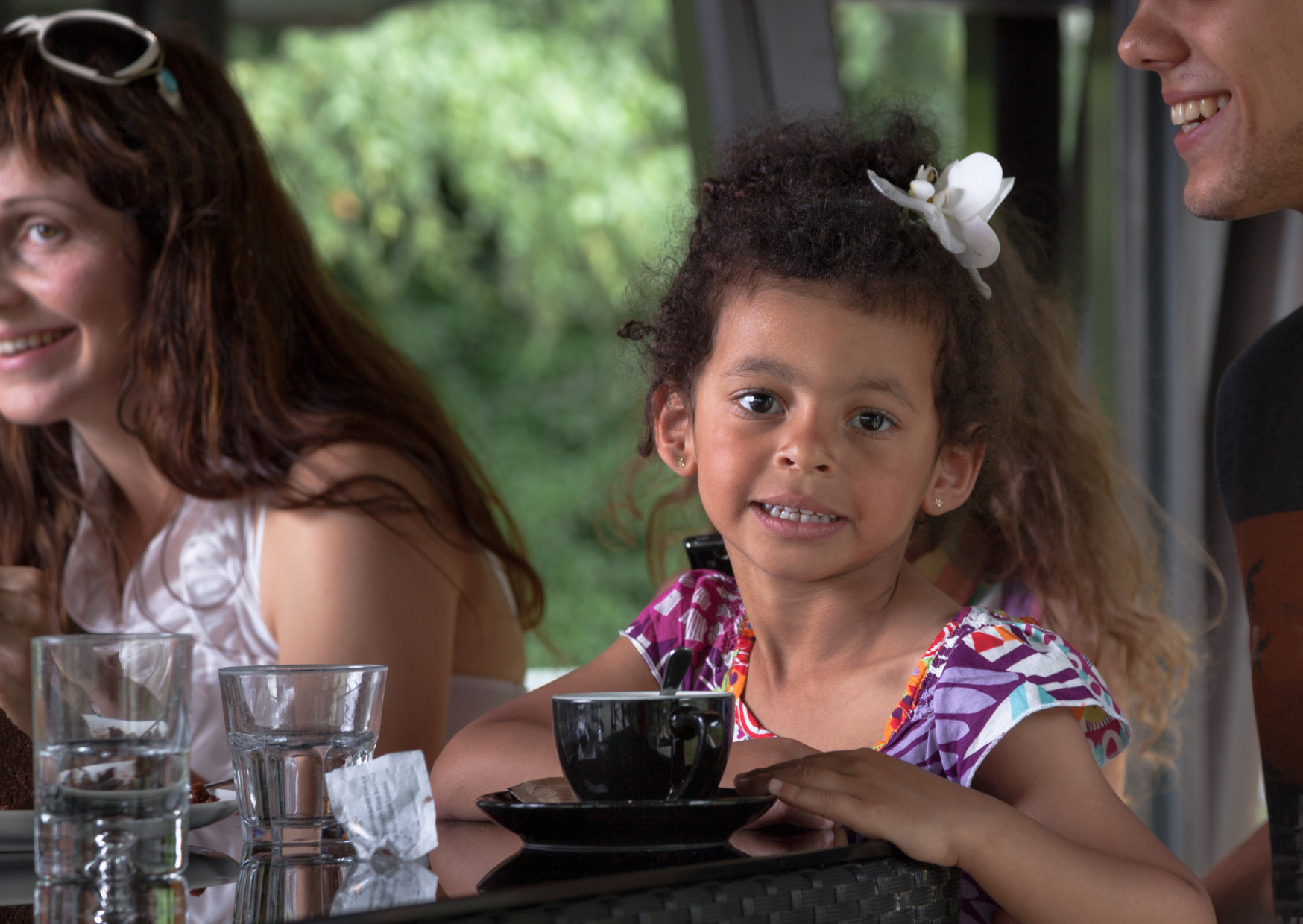 Why European Diners Quietly Avoid Tables With American Families 2 kids in cafes 2