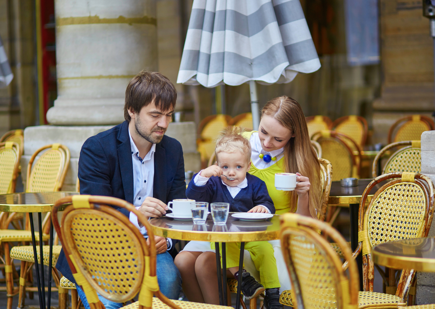 Why European Diners Quietly Avoid Tables With American Families 4 kids in cafes