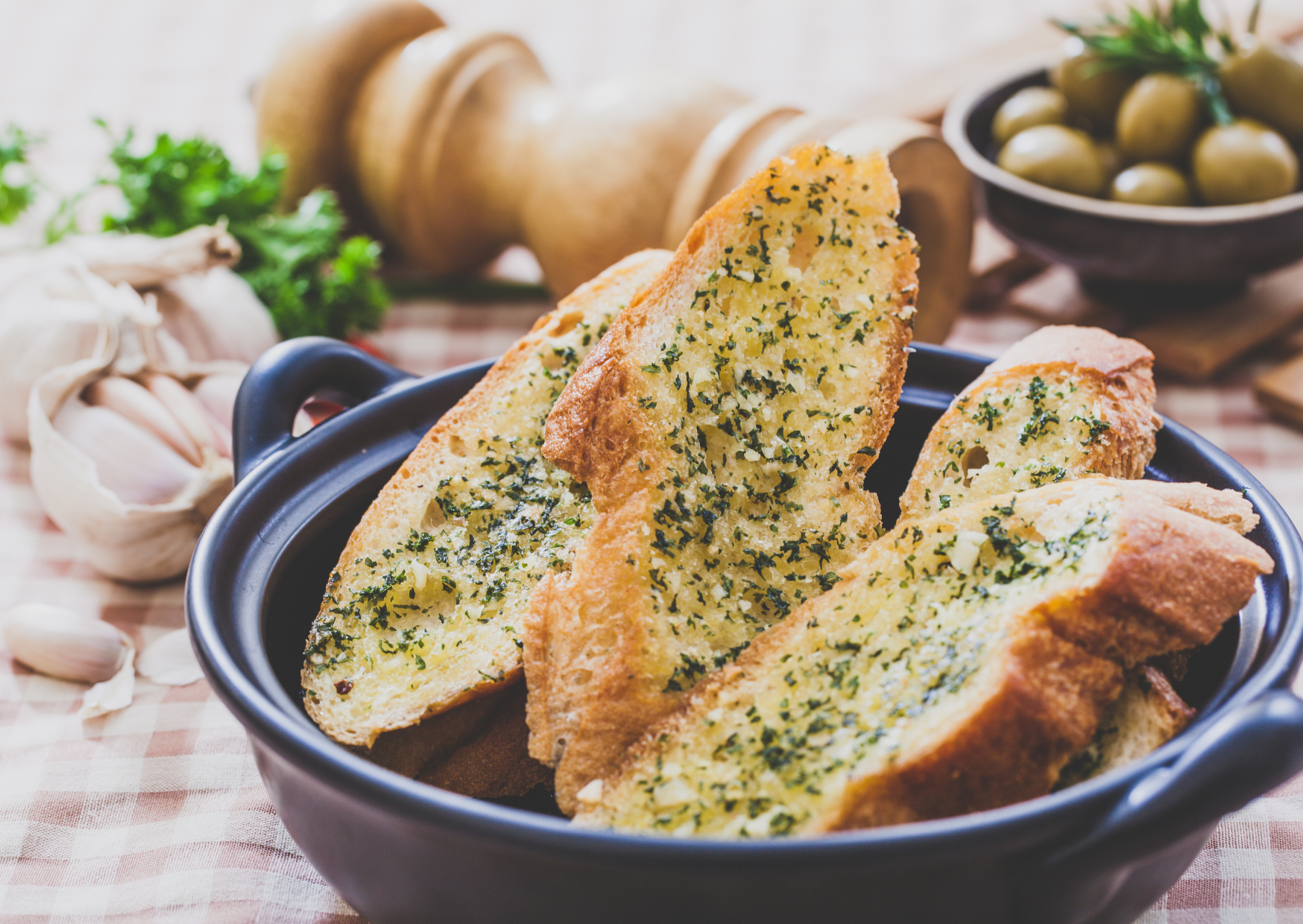 Garlic Bread Isn’t Really Italian: Here’s What Italians Make Instead 5 garlic bread 3